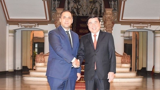 Chairman of the Ho Chi Minh City People’s Committee, Nguyen Thanh Phong (right), and Bulgarian Minister of Economy Emil Karanikolov.