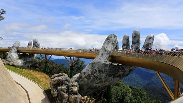Recently, the Golden Bridge built in Da Nang suddenly emerged as a phenomenon not only for the Vietnamese but also for travellers from around the world due to its majestic and impressive nature.