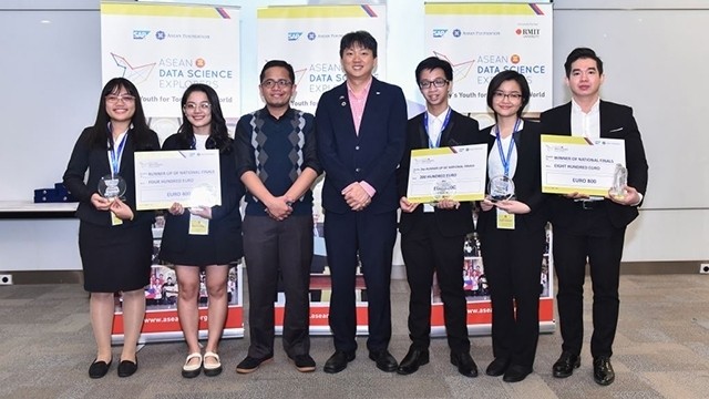 Three winning teams of the contest at the closing ceremony in Hanoi on September 19