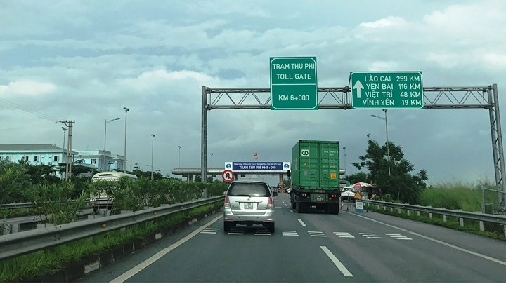 The Noi Bai - Lao Cai highway 