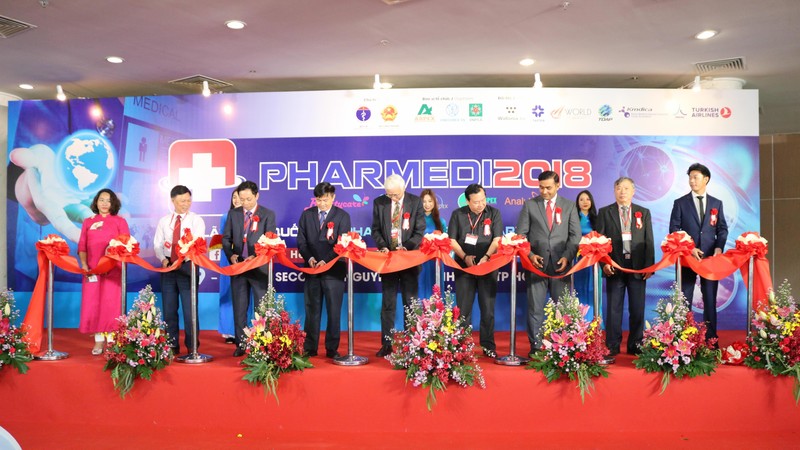 Delegates cut the ribbon to open the expo (Photo: phunusuckhoe.vn)