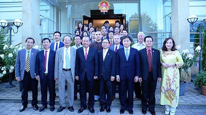 Deputy PM Truong Hoa Binh (fourth from left) with the delegates. (Photo: VGP)