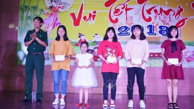 Gifts presented to Ruc ethnic children in Thuong Hoa commune, Minh Hoa district at a mid-autumn celebration held on September 23 by Quang Binh provincial border guards (Photo: VNA)