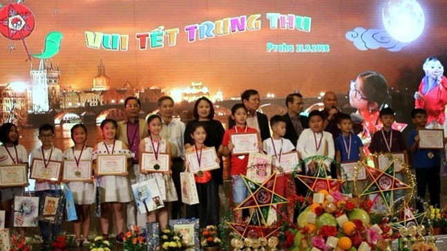 Certificates of merit presented to Vietnamese children in Czech Republic with outstanding academic and extracurricular performances. (Photo: VNA)