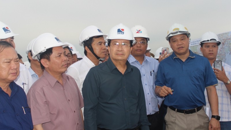 Deputy PM Trinh Dinh Dung at the construction site (Photo: Bao Giao thong)