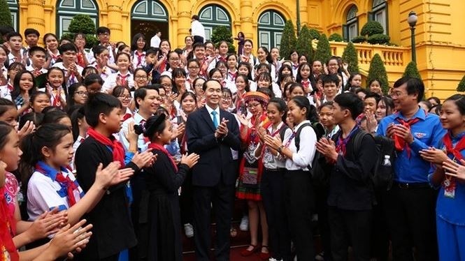 President Tran Dai Quang with the outstanding children.