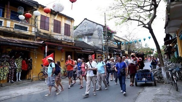 Foreign tourists visit Hoi An ancient town - a tourist attraction in Vietnam (Source: VNA)