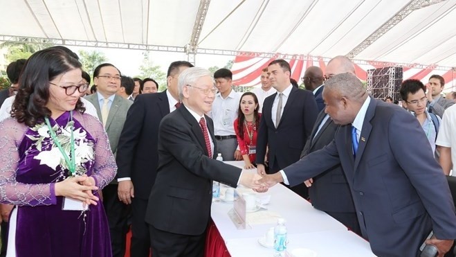 Party General Secretary Nguyen Phu Trong (second, left) greets delegates to the ceremony marking the new academic year at the Vietnam National University of Agriculture in Hanoi on September 30 (Photo: VNA)