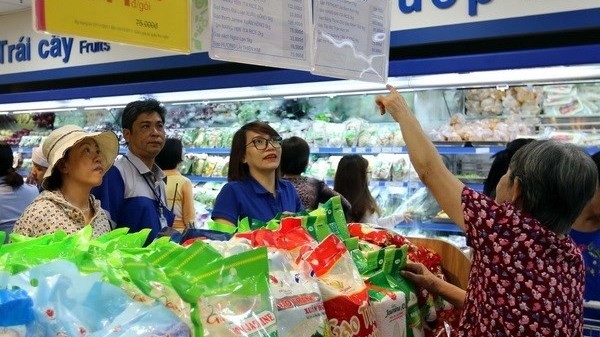 The government aims to control inflation for 2018 at 4% or below. (Photo: VNA)