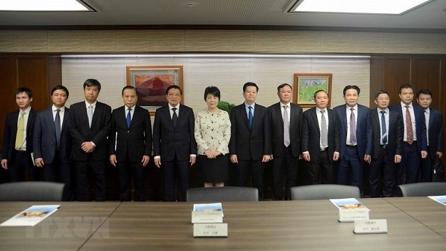 A delegation of the Communist Party of Vietnam (CPV) led by Phan Dinh Trac, Secretary of the CPV Central Committee and Head of its Commission for Internal Affairs (fifth, from left) in a group photo with Minister of Justice Yoko Kamikawa (next to Trac). (Photo: VNA)