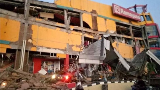 A shopping mall collapsed in Palu city in Central Sulawesi province of Indonesia after earthquakes and tsunami on September 28. (Photo: AFP/VNA)
