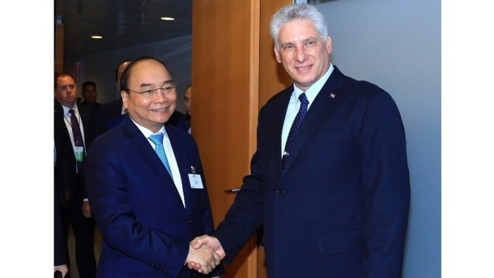 PM Nguyen Xuan Phuc (L) and President of Cuba’s Council of State and Council of Ministers Miguel Diaz-Canel. (Photo: VGP)