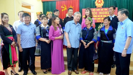 Politburo member Tran Quoc Vuong (front, fourth from right) surrounded by voters at the meeting (Photo: baoyenbai.com.vn)
