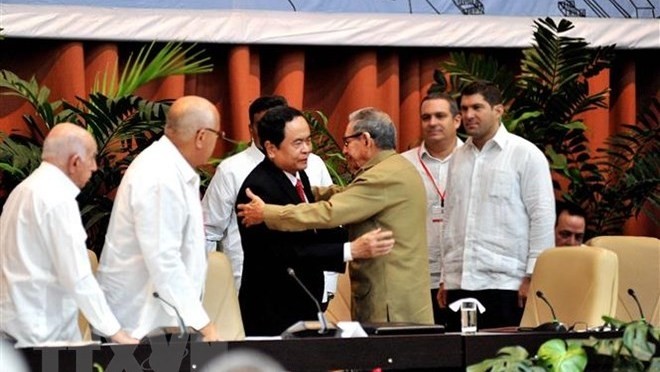 First Secretary of the Communist Party of Cuba Raul Castro and President of the Vietnam Fatherland Front (VFF) Central Committee Tran Thanh Man (in black suite) after his speech (Source: VNA)