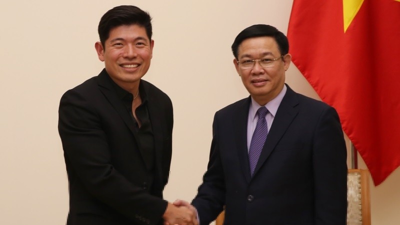 Deputy PM Vuong Dinh Hue and Grab CEO Anthony Tan (Photo: VGP)