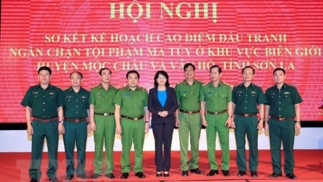 Acting President Dang Thi Ngoc Thinh (Middle) and delegates at the event (Photo: VNA)