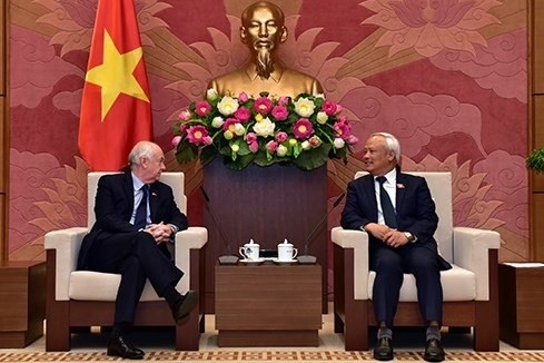 National Assembly Vice Chairman Uong Chu Luu (R) and Chairperson of the All-Party Parliamentary Group for Vietnam of the UK Wayne David (Source: Internet)