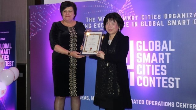 Chairperson and CEO of AIC Group, Dr. Nguyen Thi Thanh Nhan (R), receives the “World’s Best Smart Nation Concept and Model” award from the Global Smart Cities Contest at a ceremony in London on October 1. (Photo courtesy to AIC Group)