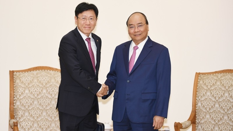Prime Minister Nguyen Xuan Phuc and Hanwha Techwin President Youn Chul Kim (Photo: Tran Hai)