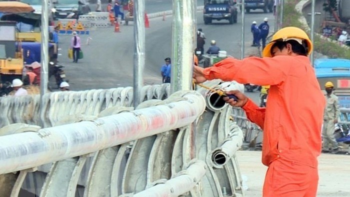 Workers are rushing to finish the final phase of the overpass at the An Duong-Thanh Nien intersection (Photo: VNA)