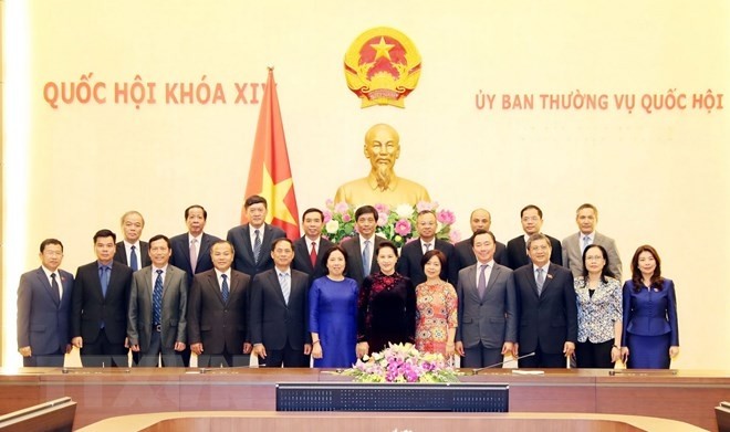 NA Chairwoman Nguyen Thi Kim Ngan poses with the diplomats. (Photo: VNA)