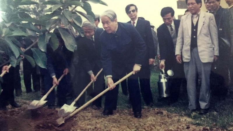 Former General Secretary Do Muoi plants a tree in Hanoi's Thanh Tri district. (Photo: VNA)