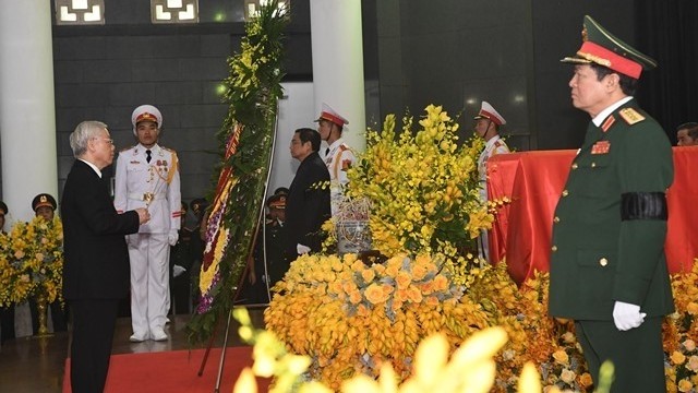 General Secretary Nguyen Phu Trong pays his respects to former General Secretary Do Muoi. (Photo: Duy Linh)