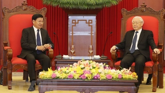 General Secretary of the Communist Party of Vietnam Nguyen Phu Trong (R) receives Lao PM Thongloun Sisoulith. (Photo: VNA)