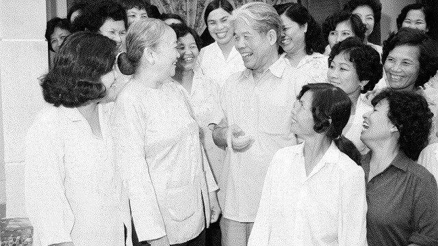 General Secretary Do Muoi (C) exchanges with female delegates attending the 7th session of the 6th Executive Board of the Vietnam Women's Union, Hanoi, mid-October 1991. (Photo: VNA/Xuan Lam)