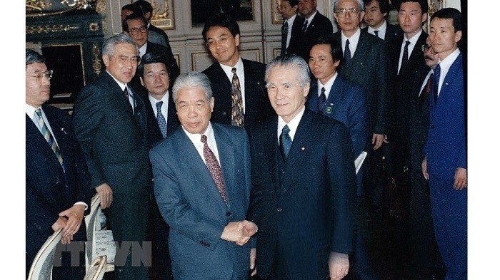 Former Party General Secretary Do Muoi (L) meets with Japanese Prime Minister Tomiichi Murayama during his official visit to Japan from April 18 to 19, 1995. (Photo: VNA)