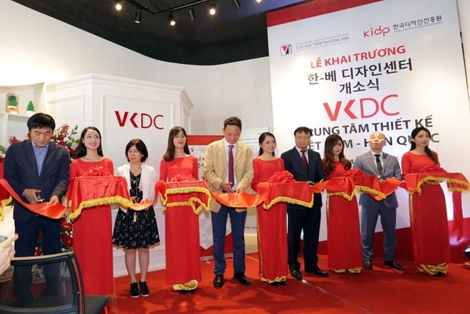 Delegates cut the ribbon to inaugurate the Vietnam-Korea Design Centre in Hanoi. (Photo: VNA)