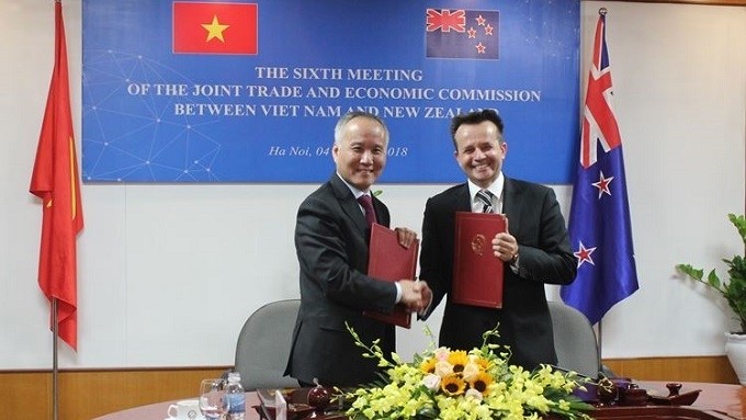 Deputy Minister of Industry and Trade, Tran Quoc Khanh, and New Zealand Deputy Secretary of Foreign Affairs and Trade, Vangelis Vitalis at the meeting. (Photo: MOIT)