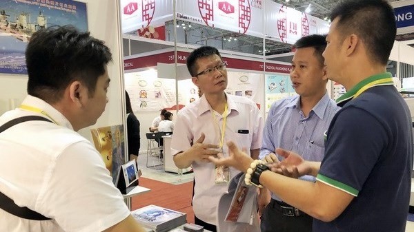 The participating firms have the opportunity to meet with experts and professionals who are willing to share in-depth information concerning all aspects of the plastics and rubber industry, from technical development, procedures and techniques to future trends. (Photo:VNA)
