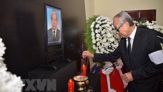Cambodian Deputy Prime Minister Kong Sam Ol pays his respects to the late General Secretary. (Photo: VNA)