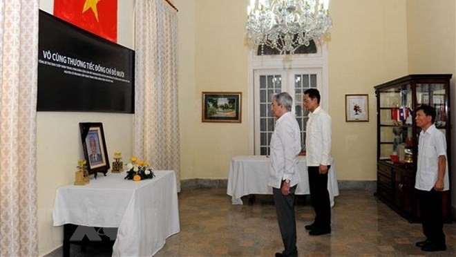 Cuban leaders pay their respects to former General Secretary Do Muoi at the Vietnamese embassy in Havana. (Photo: VNA)