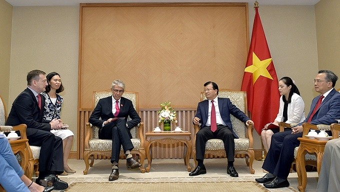 Deputy PM Trinh Dinh Dung (third from right) receives French Ambassador to Vietnam Bertrand Lortholary (left) and Vice President of Large Industries International Development at Paris-based Air Liquide, Philippe Christodoulou (third from left) in Hanoi on Thursday. (Photo: VGP)