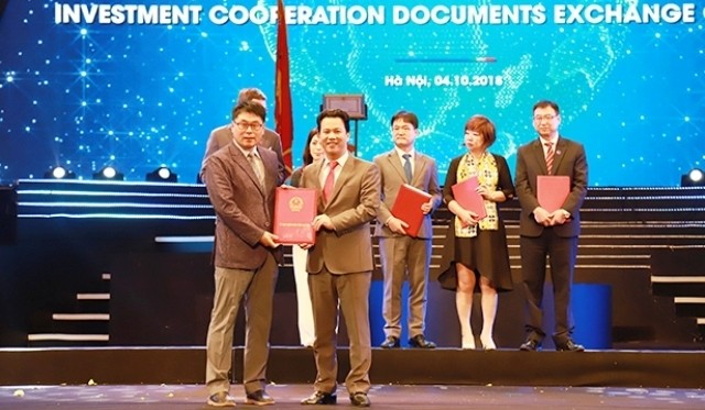 Chairman of Ha Tinh provincial People's Committee Dang Quoc Khanh grants investment certificates to investors (photo: NDO)