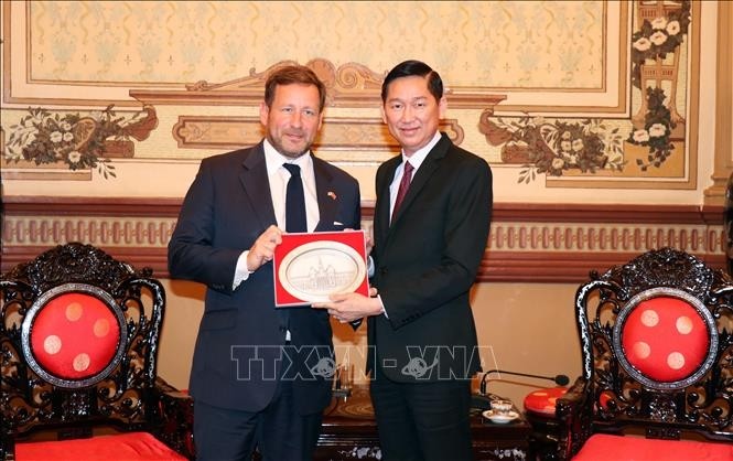 Vice Chairman of the HCM City People’s Committee Tran Vinh Tuyen (right) and UK Prime Minister’s Trade Envoy to Vietnam, Laos and Cambodia Ed Vaizey. (Photo: VNA)