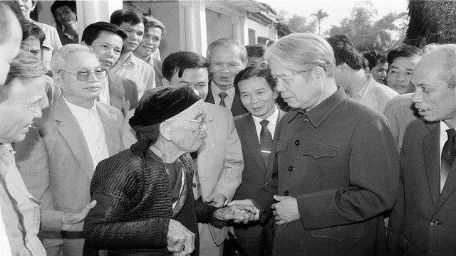 Party General Secretary Do Muoi exchanges with local people in Le Loi commune, Thuong Tin district in November 1992. (Photo: VNA/Xuan Lam)