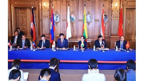Vietnamese PM Nguyen Xuan Phuc (far right) joins the leaders of GMS countries and Japan at a press brief to announce the results of the freshly-concluded 10th Mekong-Japan Summit Meeting in Tokyo, on October 9. (Photo: VGP)