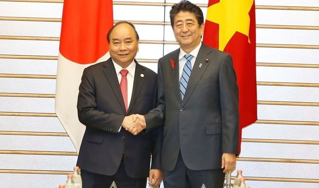 Vietnamese Prime Minister Nguyen Xuan Phuc (L) and his Japanese counterpart Shinzo Abe at their talks in Tokyo on October 8 (Photo: VNA)