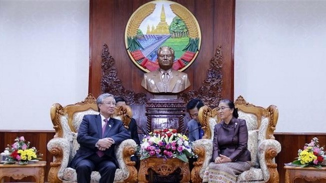 Politburo member and permanent member of the Secretariat of the Communist Party of Vietnam Central Committee (CPVCC) Tran Quoc Vuong (L) met with Lao National Assembly Chairwoman Pany Yathotou in Vientiane on October 9 (Photo: VNA)