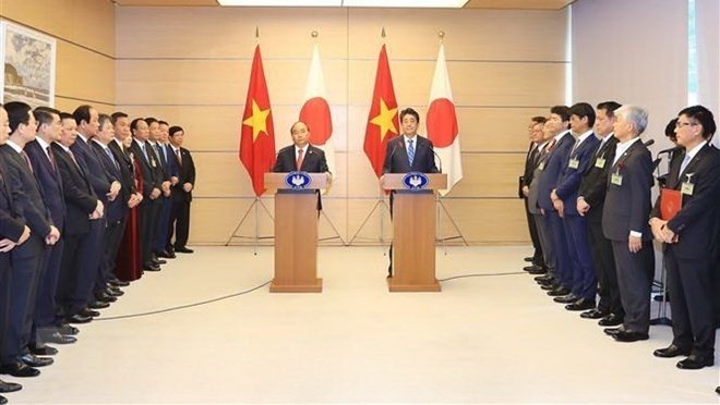 Prime Minister Nguyen Xuan Phuc (left) and Japanese Prime Minister Shinzo Abe speak at a press conference following their talks. (Photo: VNA)