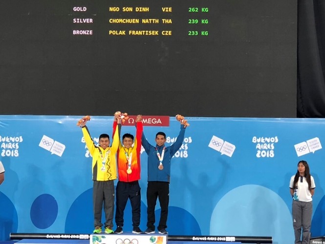 Vietnamese lifter Ngo Son Dinh (centre) finishes supreme in the men's 56kg category. (Photo: Thanhnien)