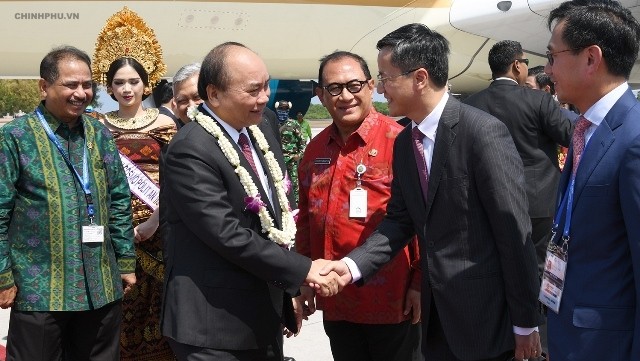 Prime Minister Nguyen Xuan Phuc (L) is welcomed at Ngurah Rai Bali airport in Bali, Indonesia (Photo: VGP)