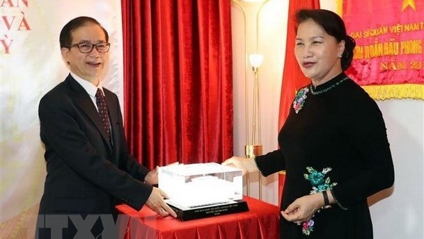 NA Chairwoman Nguyen Thi Kim Nhan presents a gift to the embassy (Source: VNA)