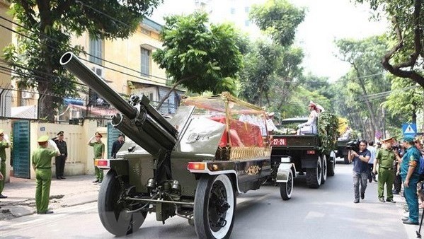 The vehicles carry the coffin of former General Secretary of the Communist Party of Vietnam Central Committee Do Muoi (Photo: VNA)