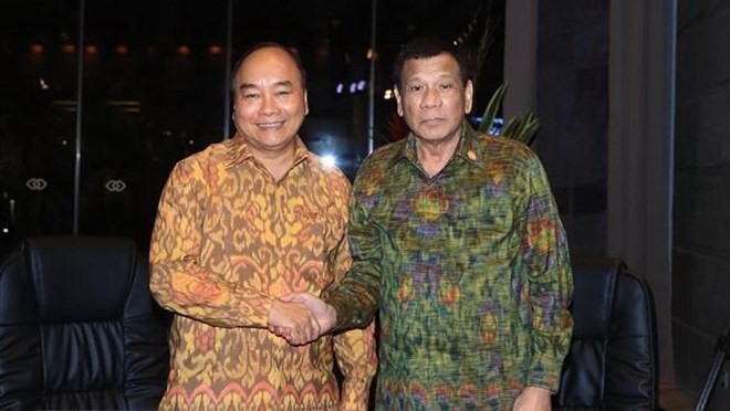Prime Minister Nguyen Xuan Phuc (L) and Philippine President Rodrigo Roa Duterte (Photo: VNA)