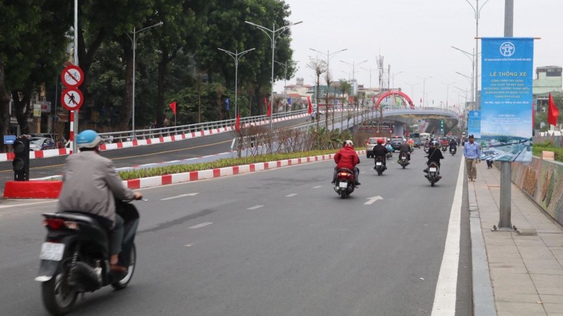 The opening of the overpass will help address traffic jams (photo: VNA)