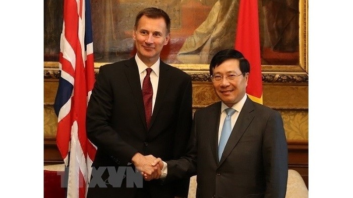 Vietnamese Deputy PM and FM Pham Binh Minh (R) meets with UK Foreign Secretary Jeremy Hunt in London on October 10. (Photo: VNA)